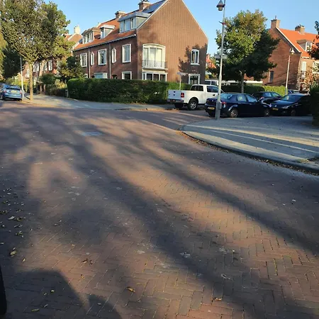 Cozy Garden House Kijkduin 게스트하우스 3*